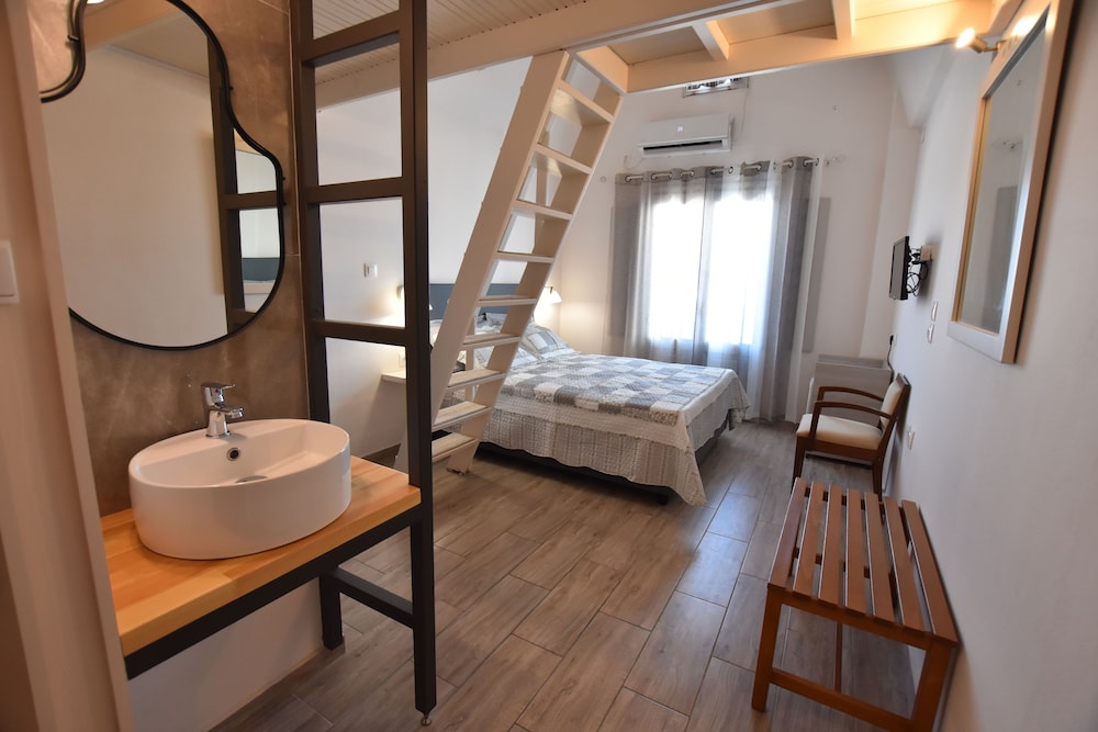 Rodakas Hotel — Hotel rooms in Akrotiri, South Aegean