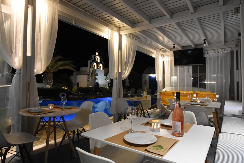Rodakas Hotel — Restaurant & bars in Akrotiri, South Aegean