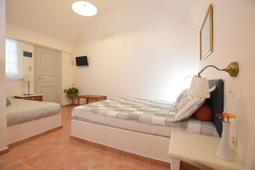 Rodakas Hotel — Hotel rooms in Akrotiri, South Aegean