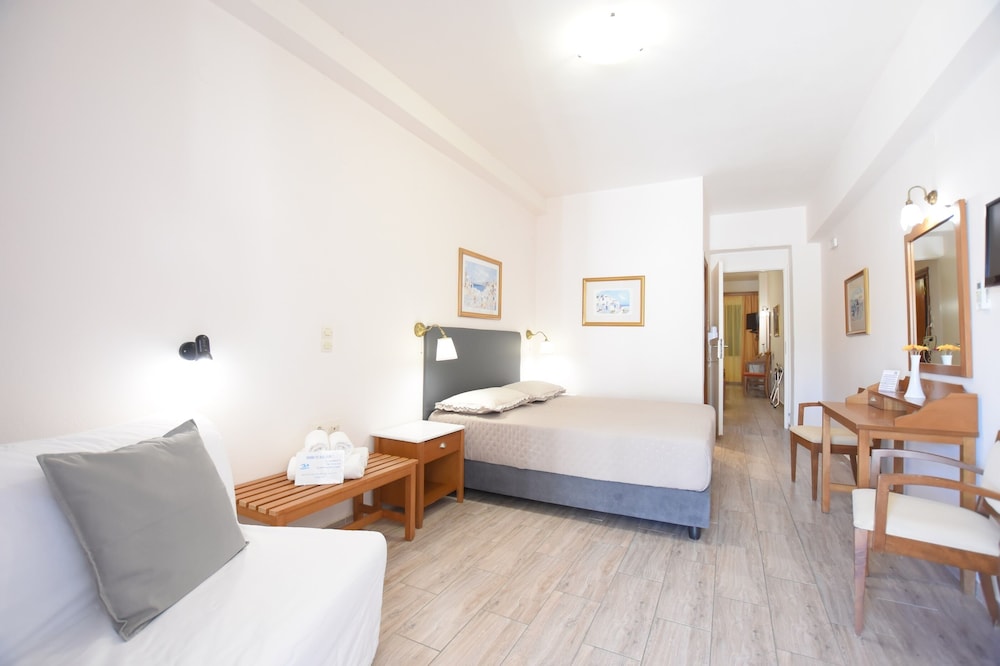 Rodakas Hotel — Hotel rooms in Akrotiri, South Aegean