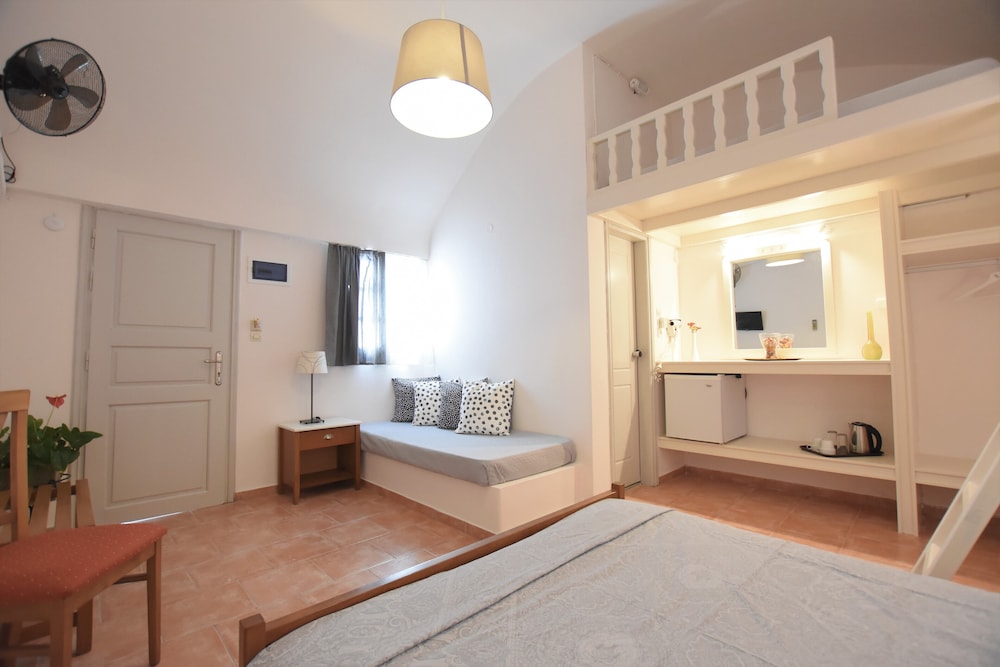 Rodakas Hotel — Hotel rooms in Akrotiri, South Aegean