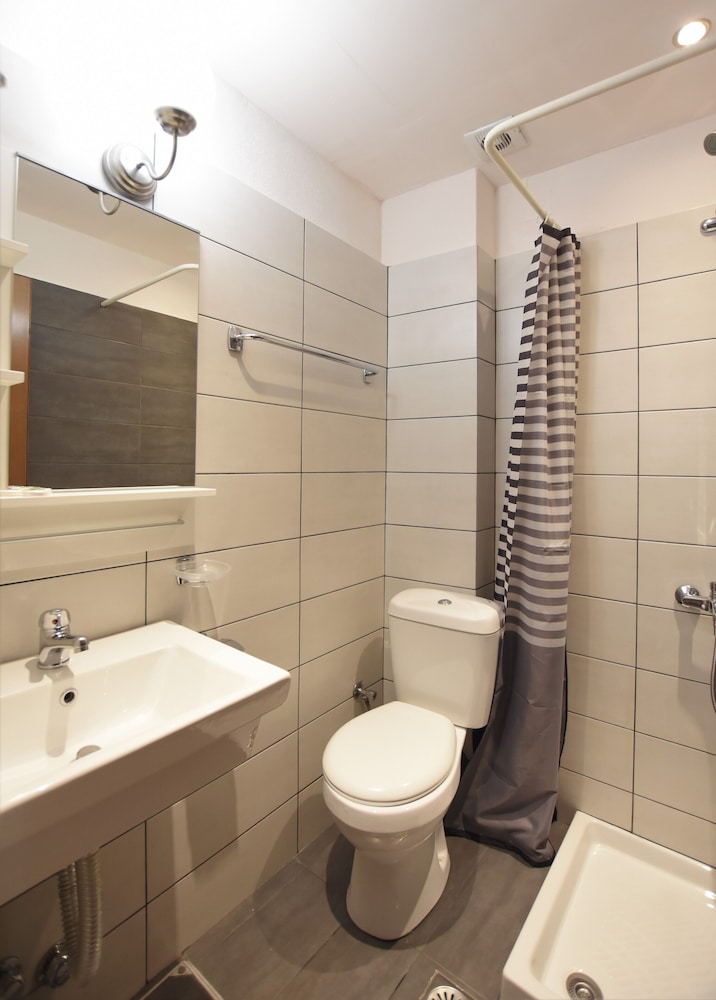 Rodakas Hotel — Hotel rooms in Akrotiri, South Aegean
