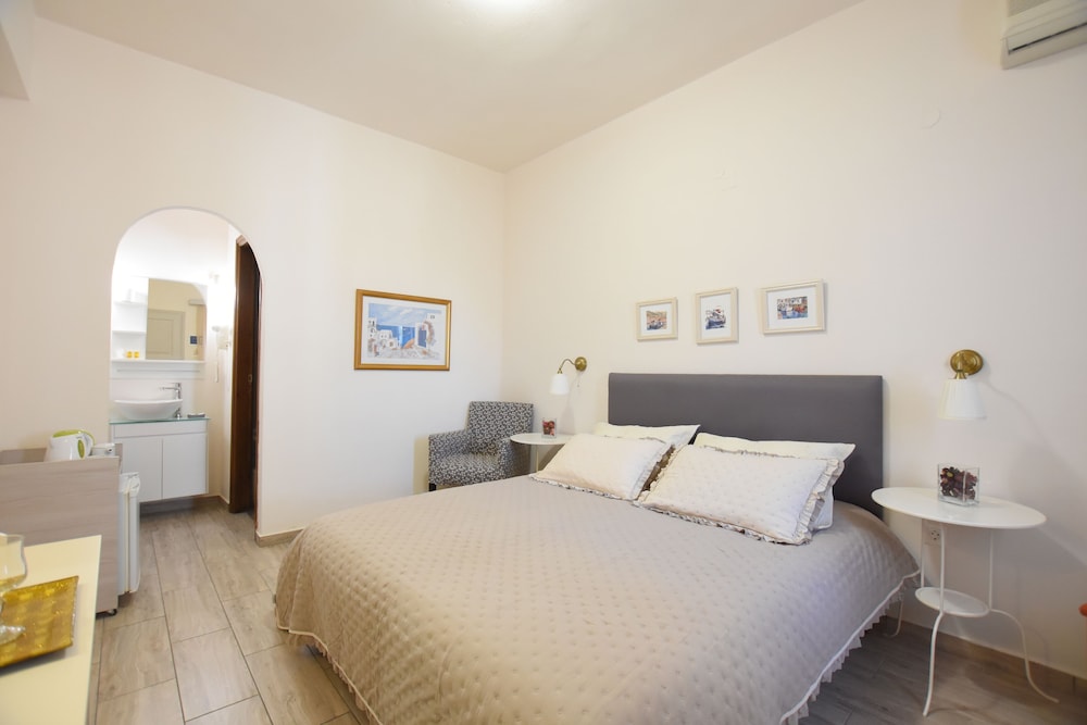 Rodakas Hotel — Hotel rooms in Akrotiri, South Aegean