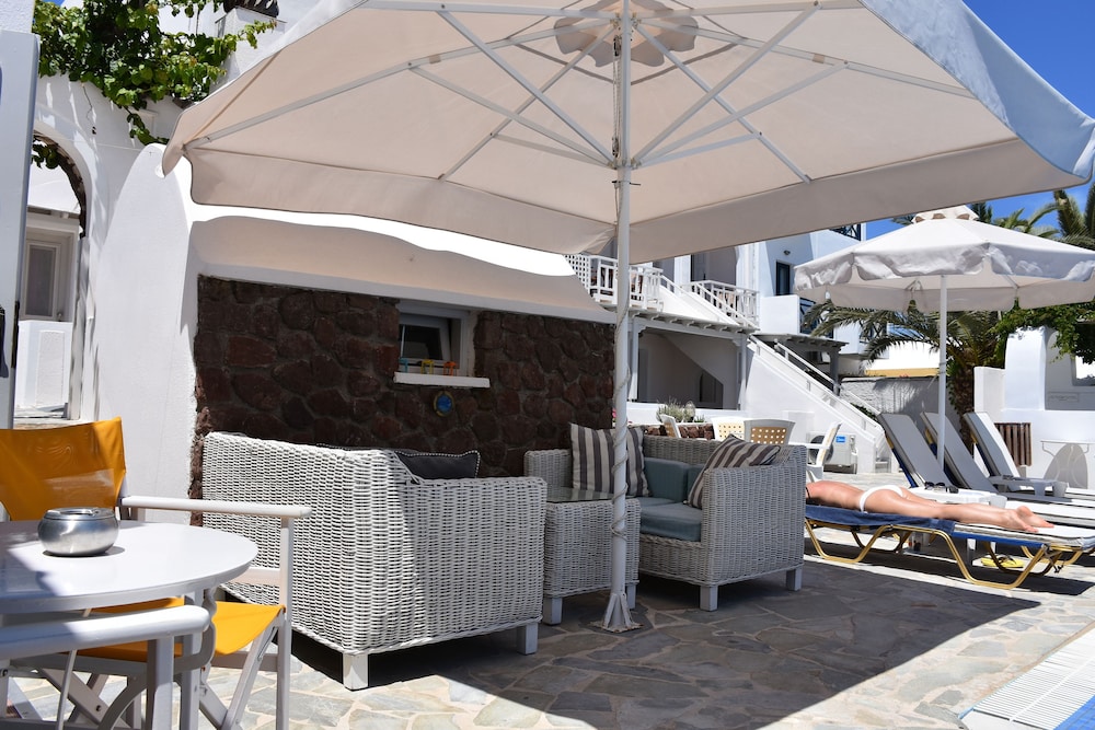 Rodakas Hotel — Hotel building in Akrotiri, South Aegean