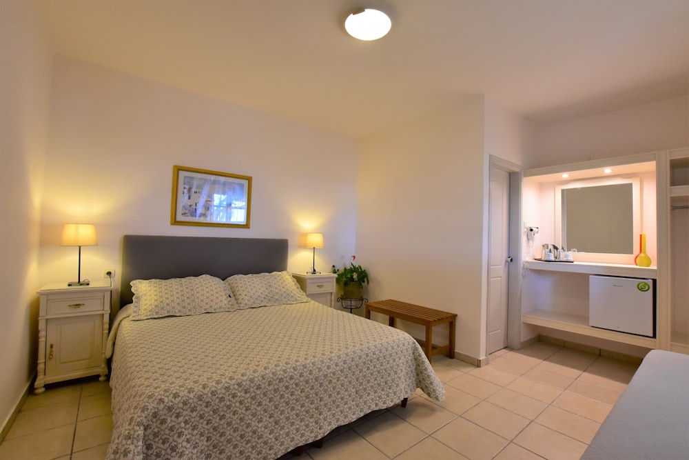 Rodakas Hotel — Hotel rooms in Akrotiri, South Aegean