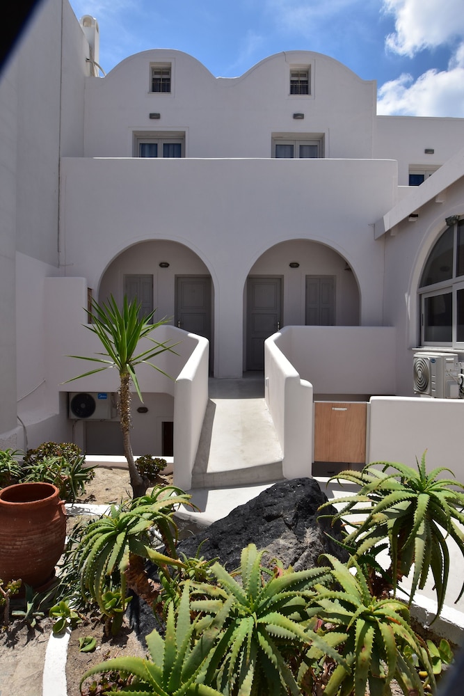 Rodakas Hotel — Hotel building in Akrotiri, South Aegean