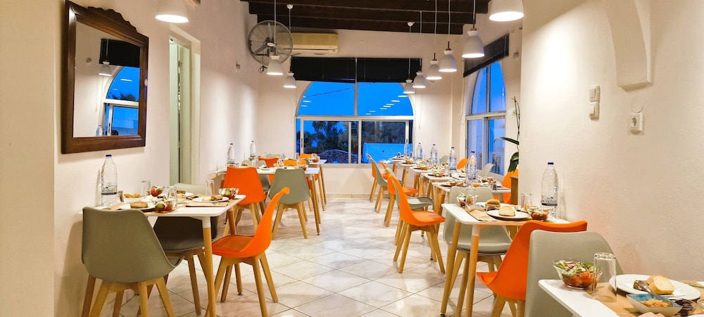 Rodakas Hotel — Restaurant & bars in Akrotiri, South Aegean