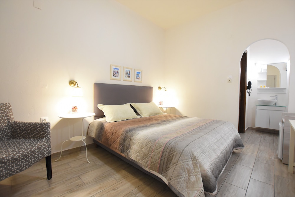 Rodakas Hotel — Hotel rooms in Akrotiri, South Aegean