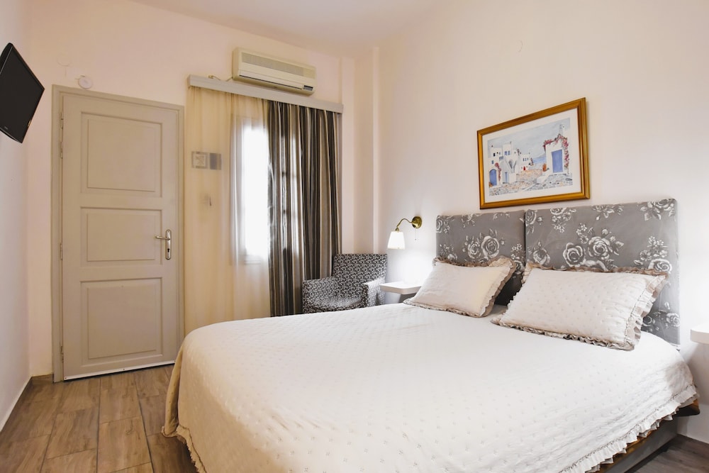 Rodakas Hotel — Hotel rooms in Akrotiri, South Aegean