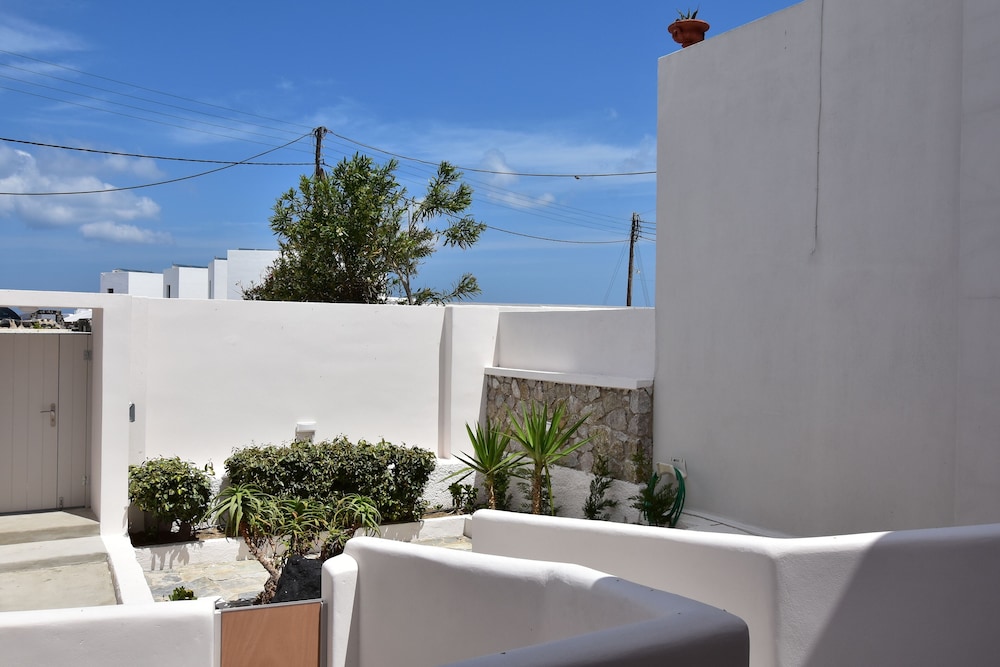 Rodakas Hotel — Hotel building in Akrotiri, South Aegean