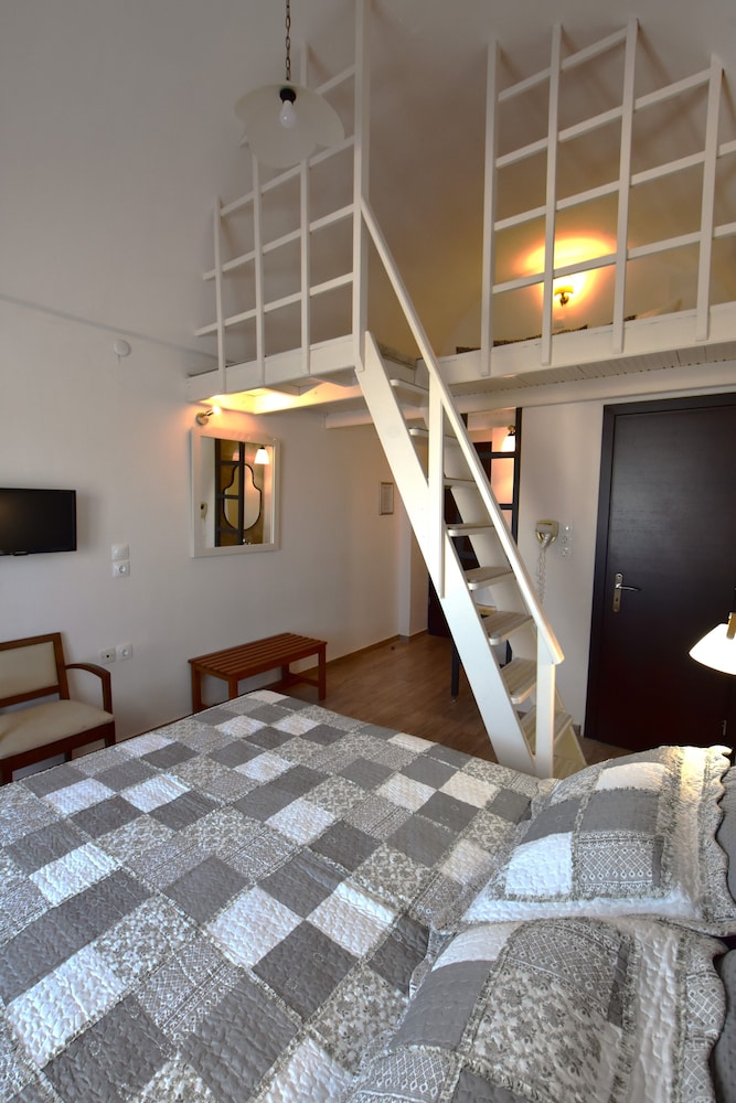 Rodakas Hotel — Hotel rooms in Akrotiri, South Aegean