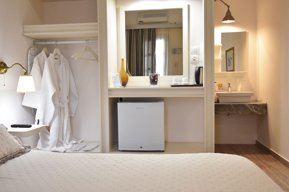 Rodakas Hotel — Hotel rooms in Akrotiri, South Aegean