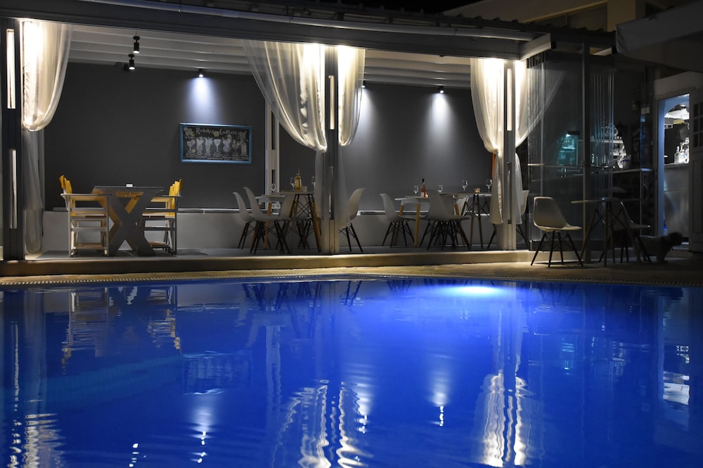 Rodakas Hotel — Swimming pool in Akrotiri, South Aegean