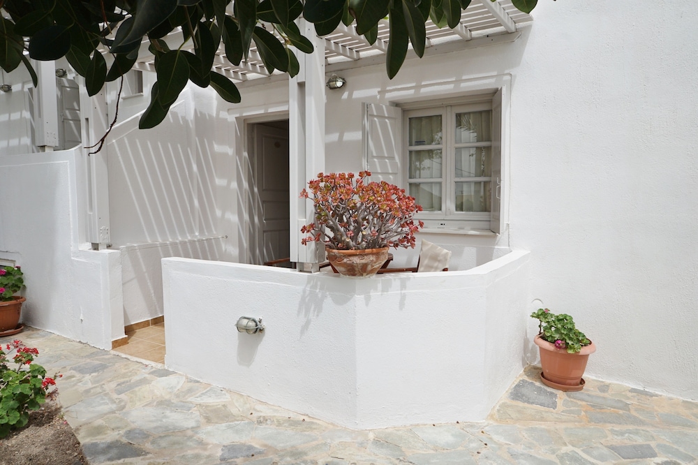 Rodakas Hotel — Hotel building in Akrotiri, South Aegean