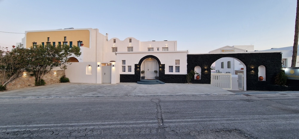 Rodakas Hotel — Hotel building in Akrotiri, South Aegean