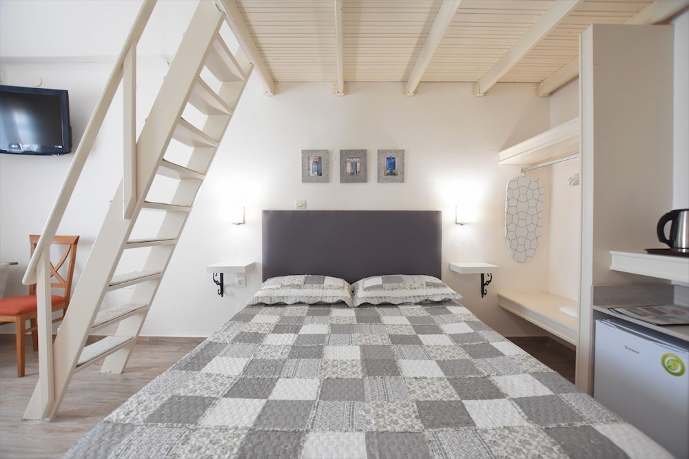 Rodakas Hotel — Hotel rooms in Akrotiri, South Aegean