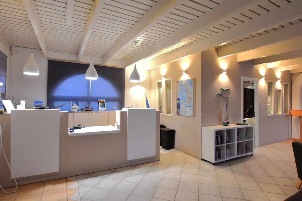 Rodakas Hotel — Hotel building in Akrotiri, South Aegean