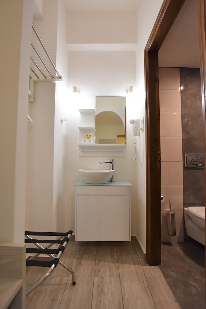 Rodakas Hotel — Hotel rooms in Akrotiri, South Aegean