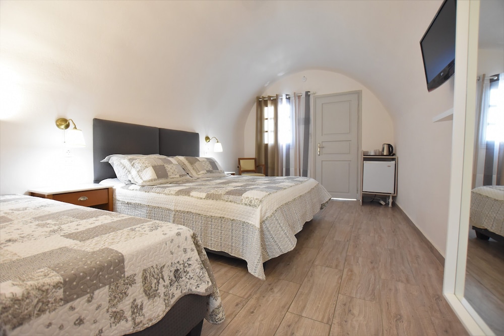 Rodakas Hotel — Hotel rooms in Akrotiri, South Aegean