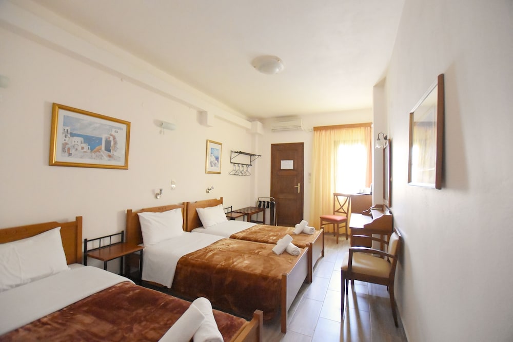 Rodakas Hotel — Hotel rooms in Akrotiri, South Aegean