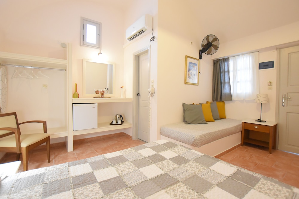 Rodakas Hotel — Hotel rooms in Akrotiri, South Aegean