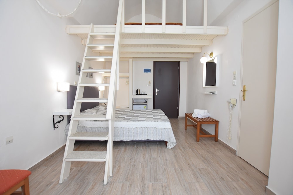 Rodakas Hotel — Hotel rooms in Akrotiri, South Aegean