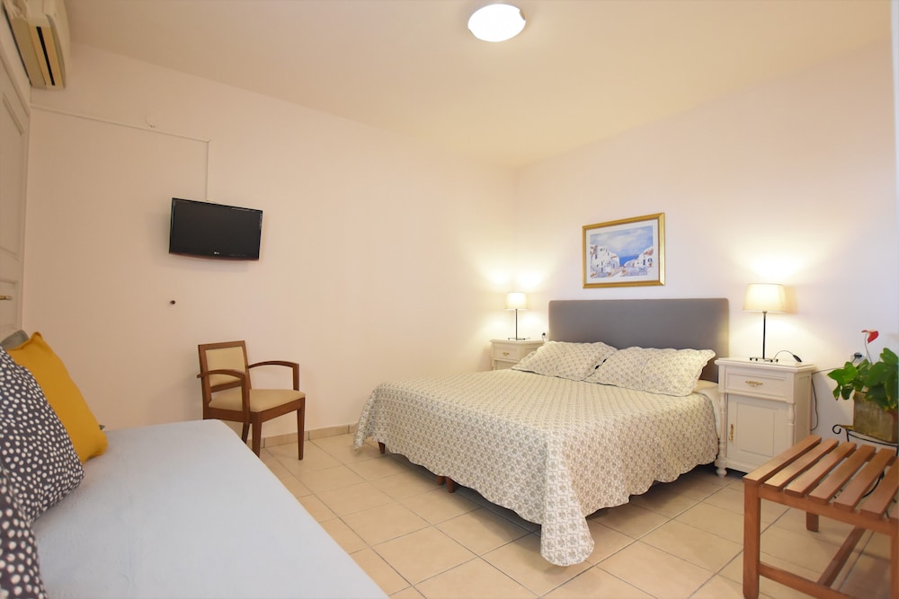 Rodakas Hotel — Hotel rooms in Akrotiri, South Aegean
