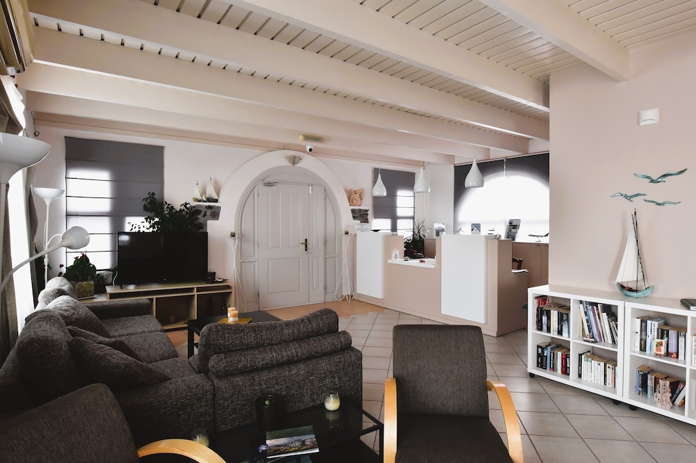 Rodakas Hotel — Hotel rooms in Akrotiri, South Aegean