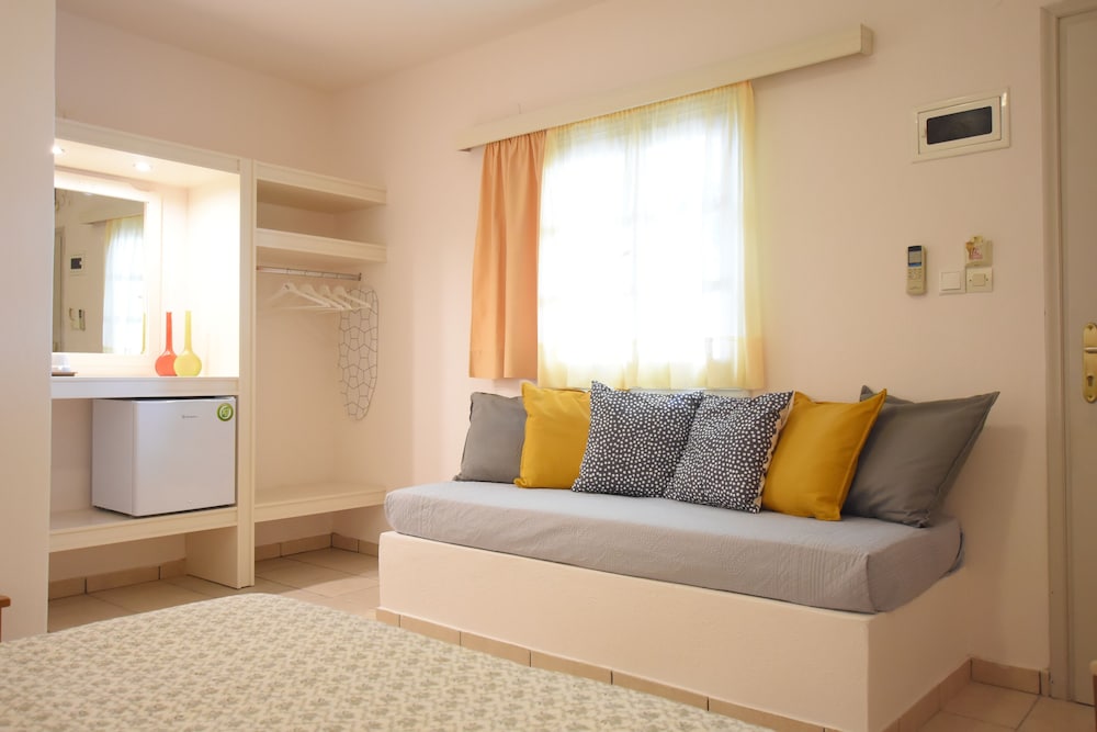 Rodakas Hotel — Hotel rooms in Akrotiri, South Aegean
