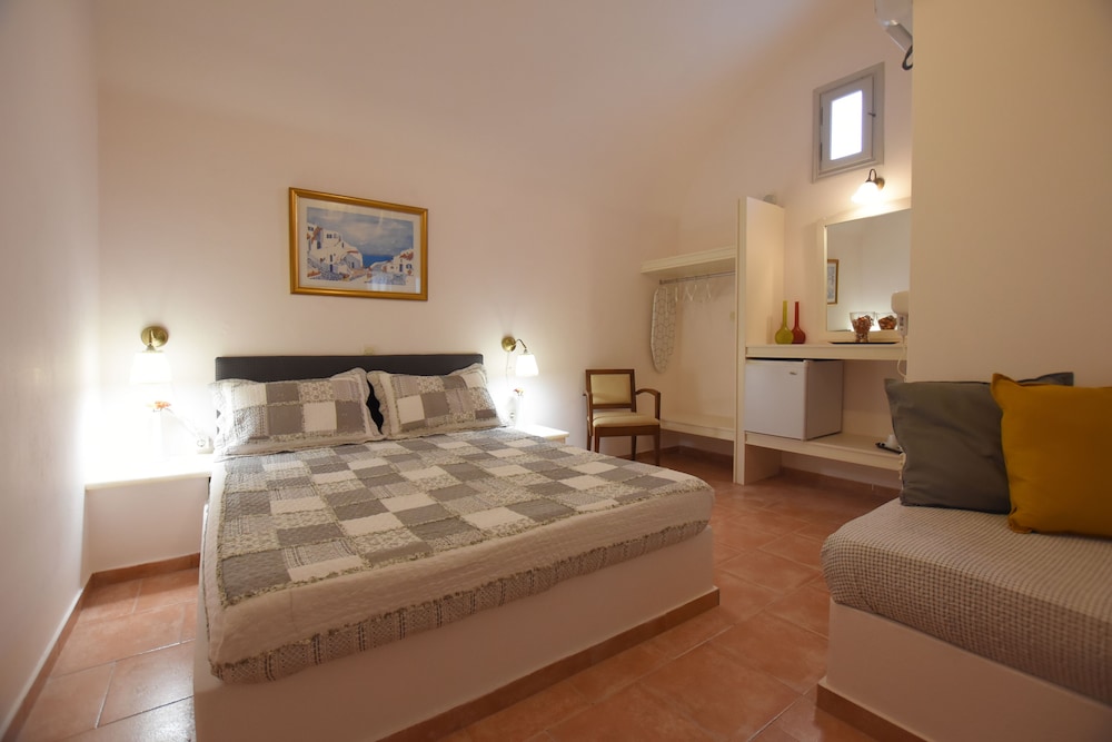Rodakas Hotel — Hotel rooms in Akrotiri, South Aegean