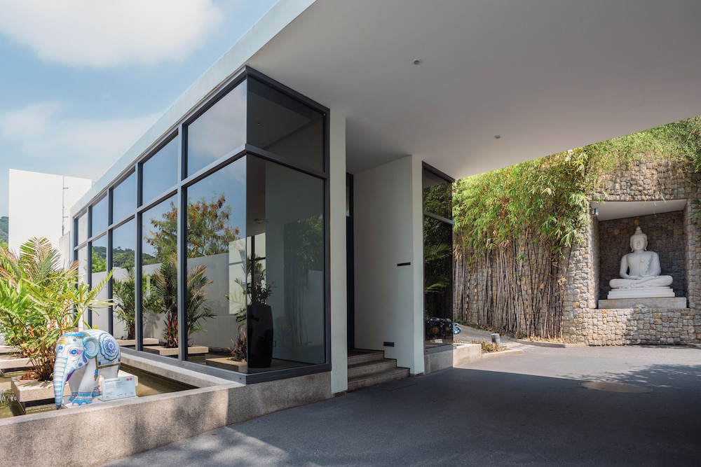 Kata Rocks — Hotel building in Karon, Phuket Province