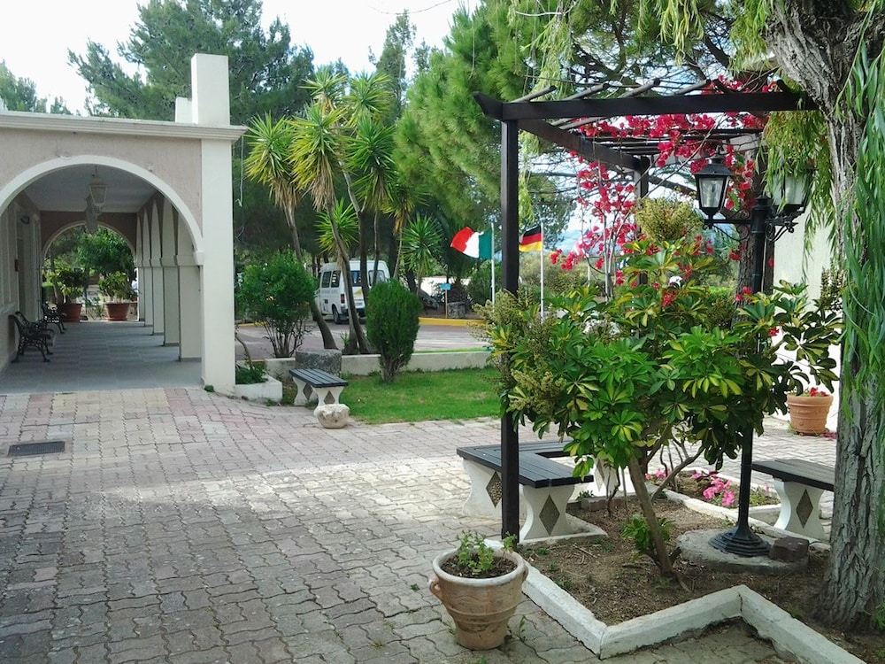Mouikis Sun Village — Hotel building in Lakíthra, Ionian Islands