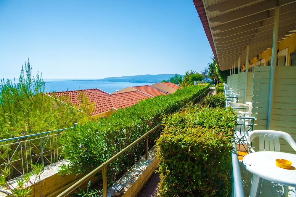 Mouikis Sun Village — Hotel building in Lakíthra, Ionian Islands
