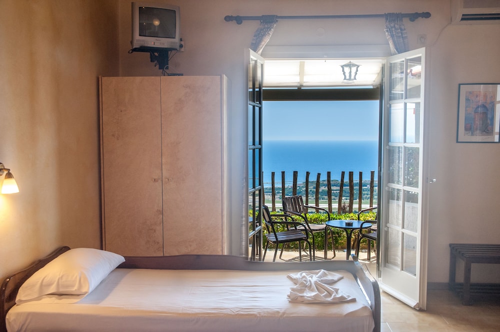 Mouikis Sun Village — Hotel rooms in Lakíthra, Ionian Islands