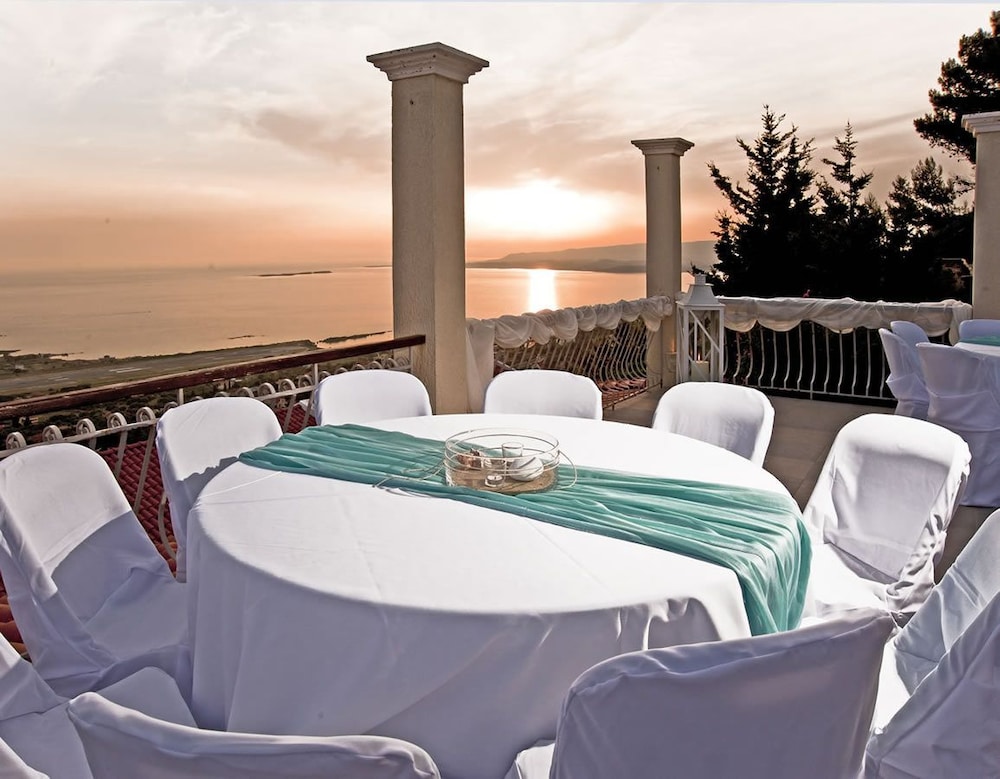 Mouikis Sun Village — Restaurant & bars in Lakíthra, Ionian Islands
