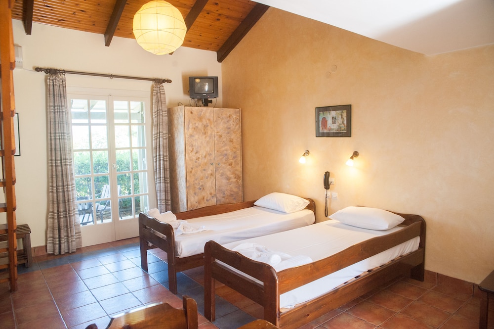Mouikis Sun Village — Hotel rooms in Lakíthra, Ionian Islands