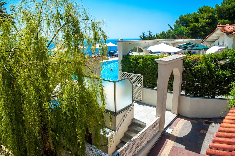 Mouikis Sun Village — Swimming pool in Lakíthra, Ionian Islands