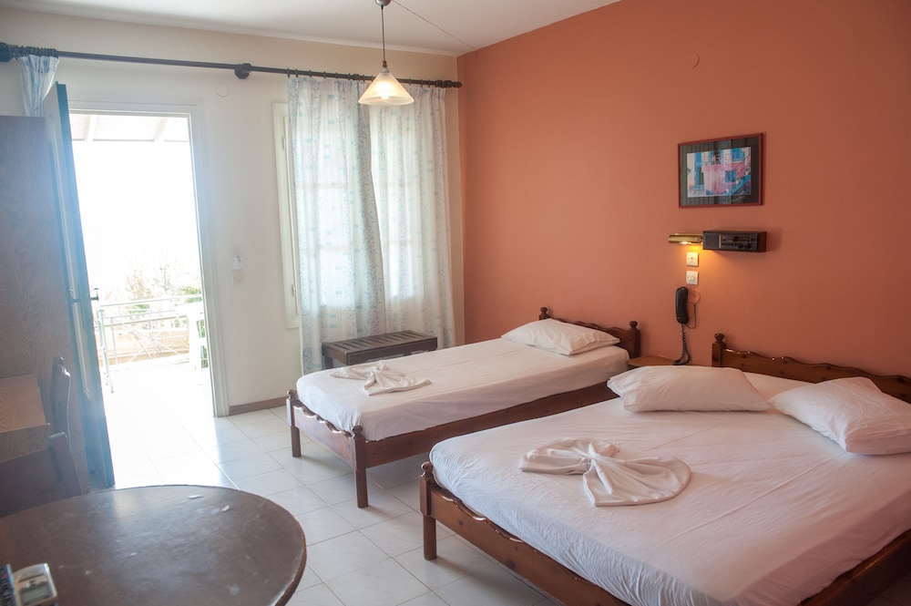 Mouikis Sun Village — Hotel rooms in Lakíthra, Ionian Islands