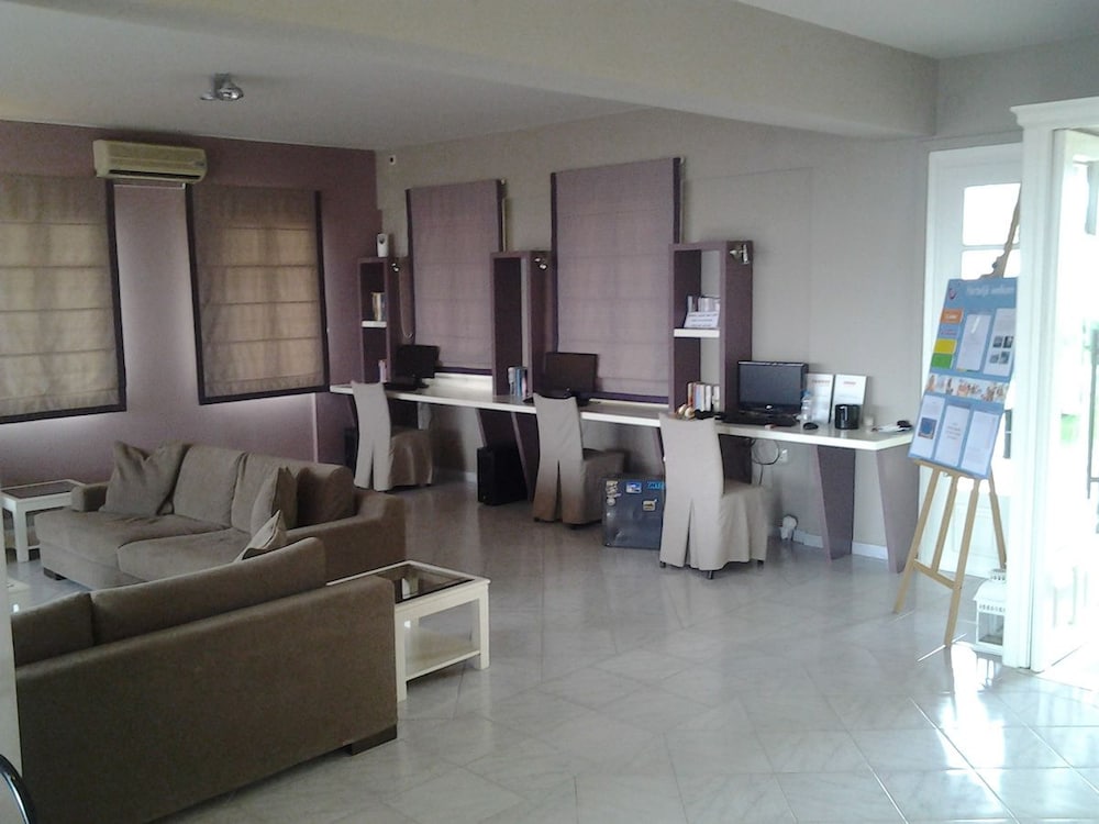 Mouikis Sun Village — Hotel building in Lakíthra, Ionian Islands