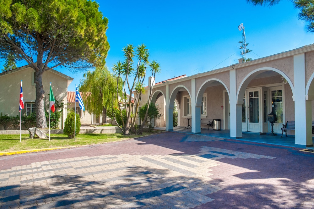 Mouikis Sun Village — Hotel building in Lakíthra, Ionian Islands