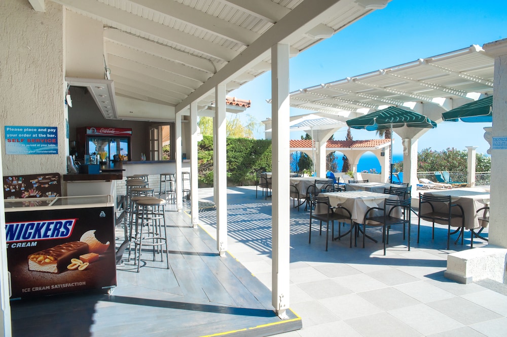 Mouikis Sun Village — Restaurant & bars in Lakíthra, Ionian Islands
