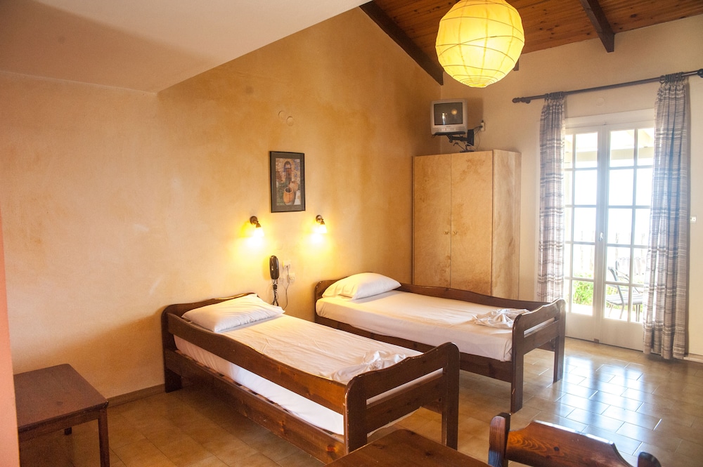 Mouikis Sun Village — Hotel rooms in Lakíthra, Ionian Islands