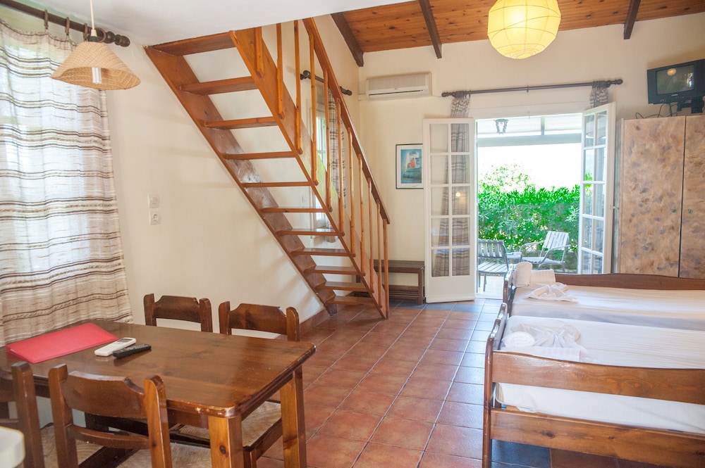 Mouikis Sun Village — Hotel rooms in Lakíthra, Ionian Islands