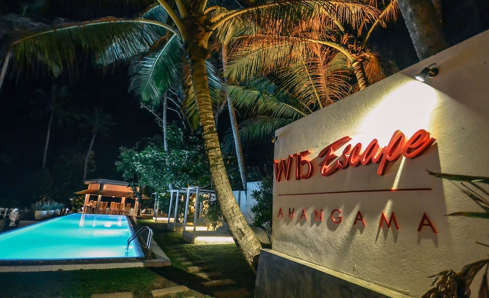 W15 Escape — Swimming pool in Ahangama, Southern Province