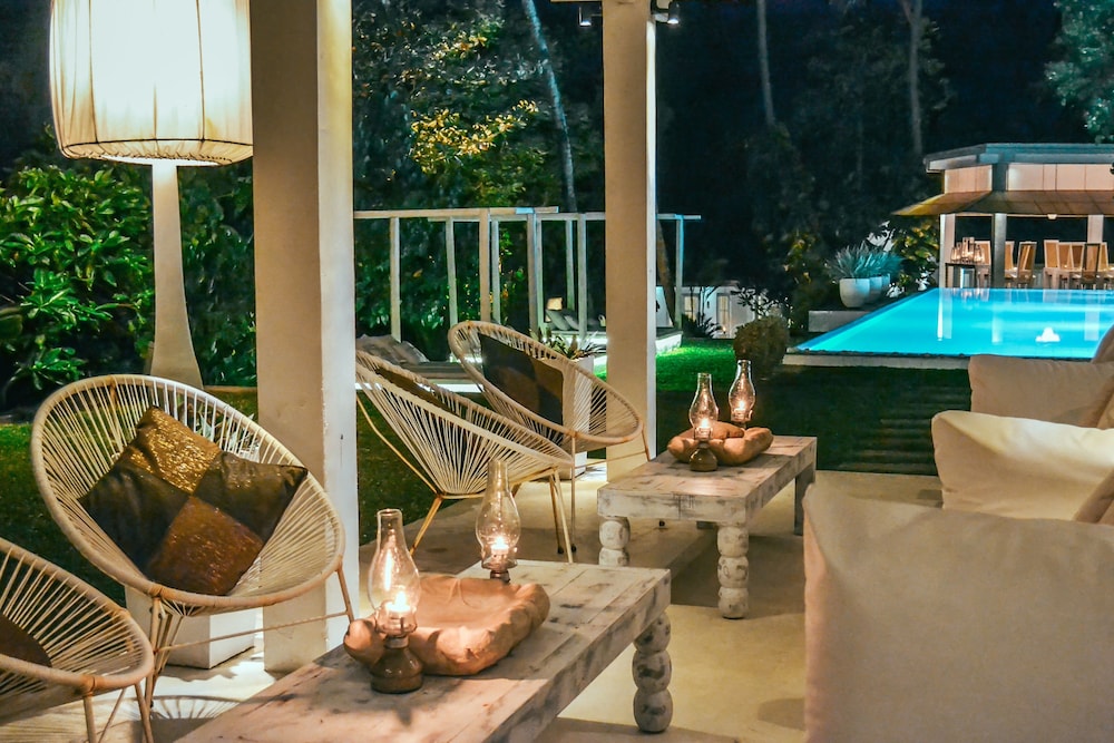 W15 Escape — Swimming pool in Ahangama, Southern Province