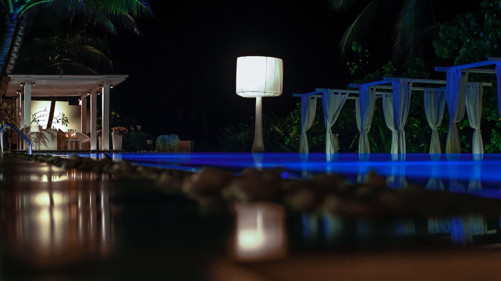 W15 Escape — Swimming pool in Ahangama, Southern Province