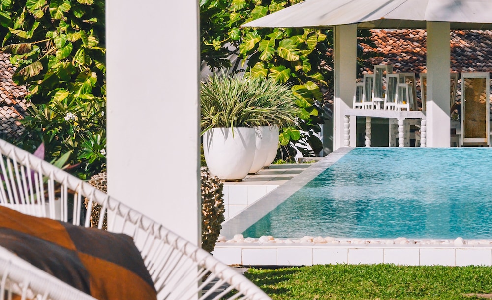 W15 Escape — Swimming pool in Ahangama, Southern Province