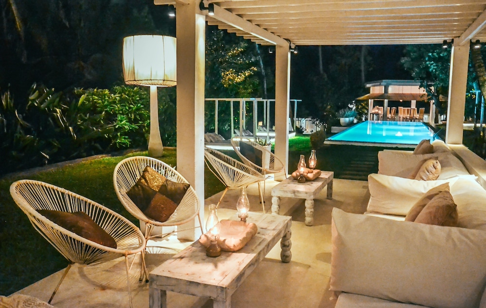 W15 Escape — Swimming pool in Ahangama, Southern Province