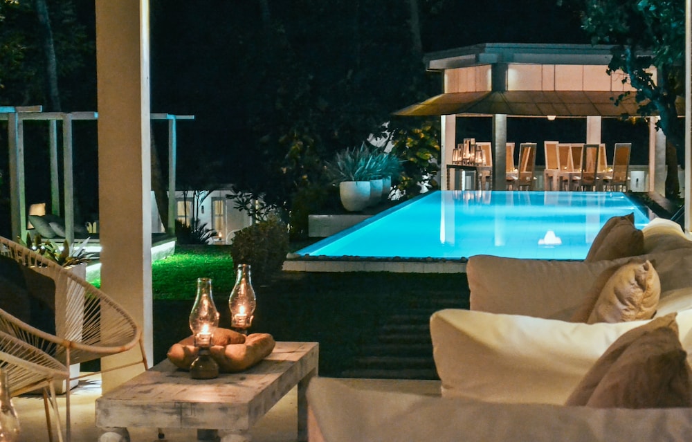 W15 Escape — Swimming pool in Ahangama, Southern Province