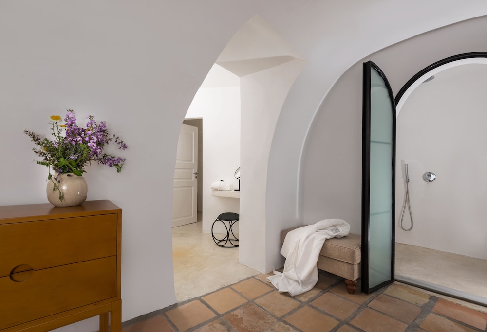 The Vasilicos — Hotel rooms in Imerovigli, South Aegean